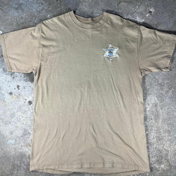 Tan and white vintage 90s embroidered sheriff badge cotton tee - Picture 1 of 5
